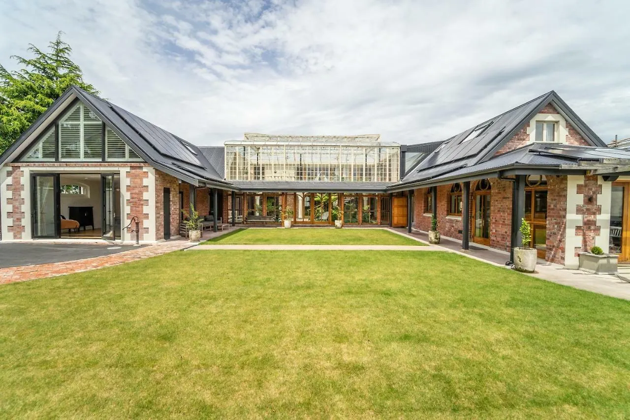 A Grand Design - The Britten Stables - V1000 Workshop Suite Christchurch Affittacamere